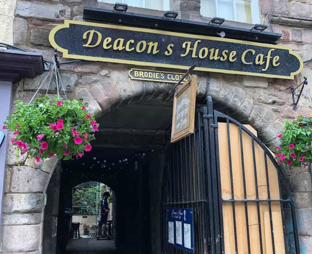 brick building that says deacon's house cafe